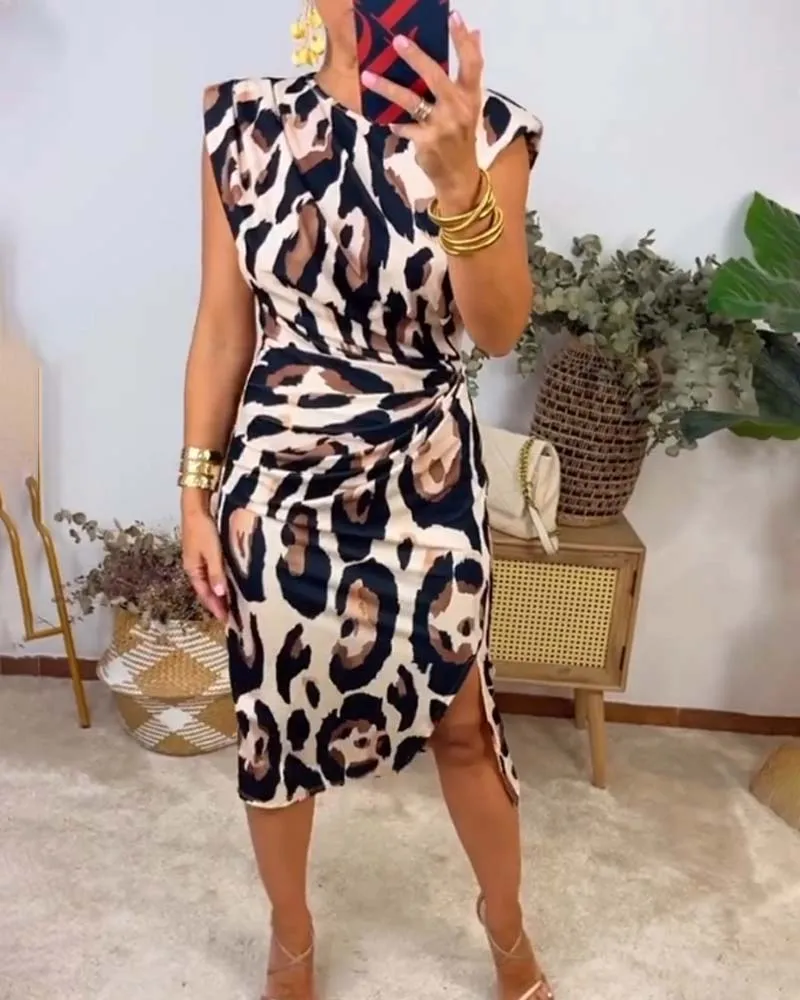 Sleeveless pleated waist-cinching slit dress