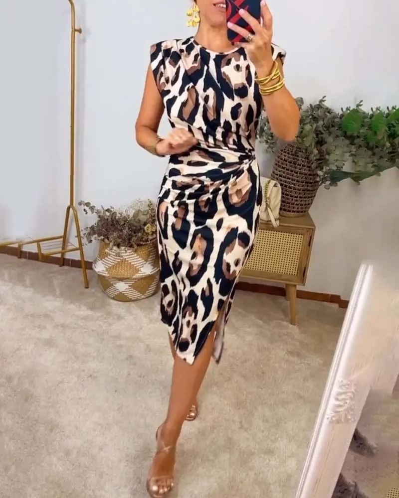 Sleeveless pleated waist-cinching slit dress