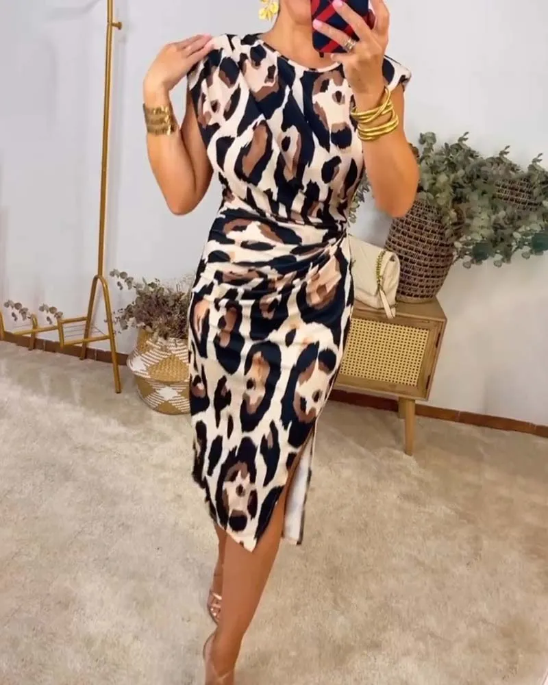 Sleeveless pleated waist-cinching slit dress