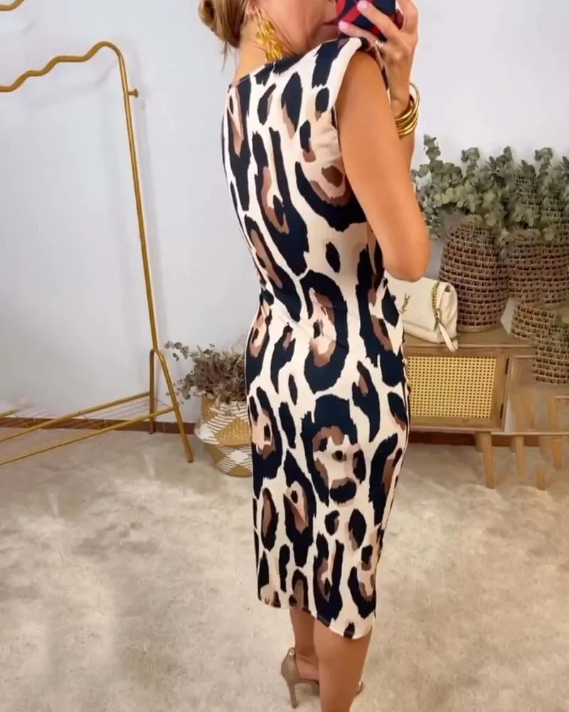 Sleeveless pleated waist-cinching slit dress